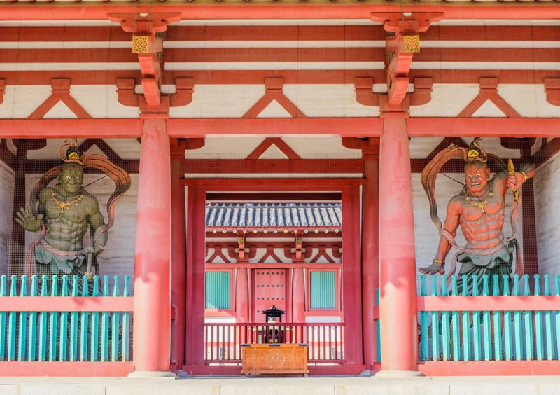 thần Nio canh giữ trước chùa